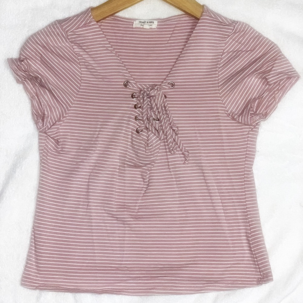 I’m selling this crop top shirt